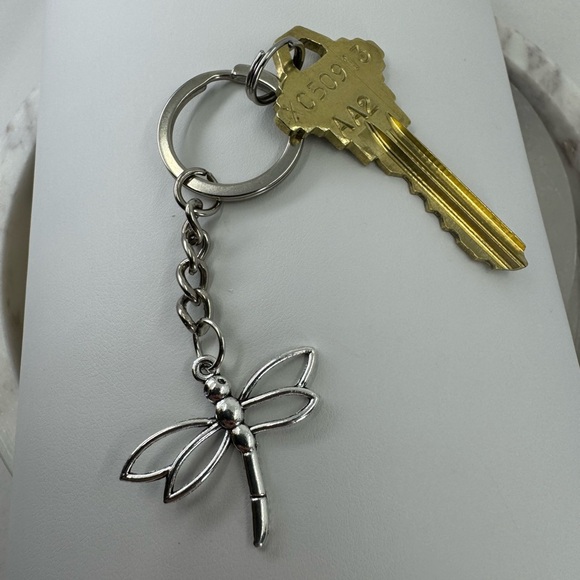 ⭐️ FREE ⭐️ WITH ANY OTHER PURCHASE Cute dragonfly keychain - Picture 3 of 4